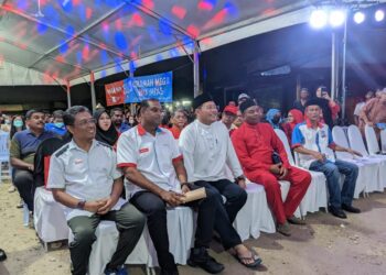 R. RAMANAN (dua dari kiri) pada Ceramah Mega Paya Jaras, di Tapak Pasar Malam Paya Jaras, di Sungai Buloh, Selangor, malam ini. - UTUSAN/MOHAMAD HAFIZI MOHD SAID