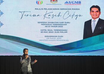 RADZI Jidin ketika berucap dalam Program Gerakan Massa Terima Kasih Cikgu Peringkat Kebangsaan 2022 di Kuala Nerus, Terengganu, malam tadi. - UTUSAN/PUQTRA HAIRRY ROSLI 