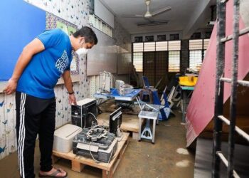 RADZI Jidin meninjau SMK Taman Sri Muda, Shah Alam selepas terjejas teruk akibat banjir.