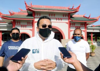 MOHD. Rafiq Naizamohideen dalam sidang akhbar pada majlis pelancaran Skuad Disinfeksi Pemuda Perikatan Nasional Negeri Melaka di Masjid Cina, Krubong, Melaka. - UTUSAN/RASUL AZLI SAMAD