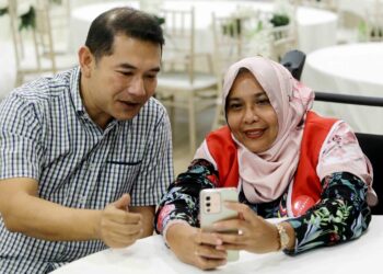 RAFIZI Ramli berbual bersama Dr. Noraishah Mydin pada majlis makan tengah hari mengumpul dana di Putrajaya. - UTUSAN/FAISOL MUSTAFA