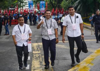 RAFIZI Ramli (tengah) tiba di Pusat Penamaan Calon P100 Pandan di Dewan MPAJ Pandan Indah, hari ini. - UTUSAN/MUHAMAD IQBAL ROSLI