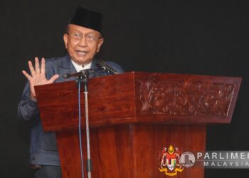 RAIS Yatim berucap pada Majlis Perhimpunan Bulanan Parlimen di Dewan Bankuet Bangunan Parlimen, Kuala Lumpur. - IHSAN PARLIMEN MALAYSIA