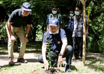 RAIS Yatim menanam pokok sempena Program Gotong-Royong Bersama Yayasan Budi di Pusat Kebudayaan Orang Asli Mah Meri Kampung Sungai Bumbun, Pulau Carey, Kuala Langat, Selangor hari ini. - FOTO/ZULFADHLI ZAKI