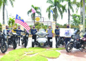 TUANKU Syed Faizuddin Putra Jamalullail (empat dari kiri) bergambar dengan para peserta Jelajah Merdeka
Old Frees 2020 yang singgah di Galeri Diraja Arau, Perlis.