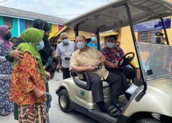 TUANKU Syed Sirajuddin Putra Jamalullail (dua dari kanan) beramah mesra dengan penduduk kampung semasa berangkat ke majlis pelancaran Program Transformasi Kampung di Kampung Seberang Ramai, Kuala Perlis, Perlis hari ini.- UTUSAN/ NAZLINA NADZARI