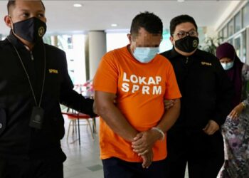 SEORANG penjawat awam sebuah agensi keselamatan dibawa ke Kompleks Mahkamah Shah Alam untuk direman berhubung siasatan terhadap kes rasuah bernilai RM20,000 bagi memberikan kontrak kerajaan bernilai RM180,000. - UTUSAN / ZULFADHLI ZAKI