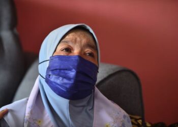 RAZILAH Daud tidak dapat menahan sedih selepas menerima berita anaknya, Kapten Mo­hamad Affendi Bustamy maut dalam nahas pesawat TUDM Butterworth, Pulau Pinang malam kelmarin. - FOTO/SHAIKH AHMAD RAZIF