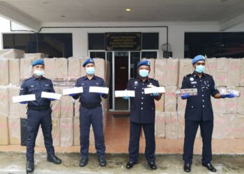 MOHD.. Razlin Abdul Manaf (dua, kanan) menunjukkan rokok seludup yang dirampas dalam sidang akhbar di Kuala Terengganu, hari ini.