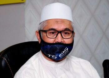 RAZMAN Zakaria (kiri) dan Hasnul Zulkarnain Abdul Munaim ketika meninjau projek ternakan udang kolam di Tanjung Piandang hari ini. - UTUSAN/WAT KAMAL ABAS