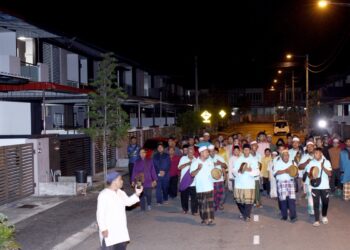 PENDUDUK yang menyertai program kejut sahur dengan cara berselawat sambil memukul rebana di Taman Klebang Putra 1 di Ipoh hari ini. - UTUSAN/MUHAMAD NAZREEN SYAH MUSTHAFA