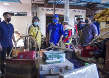 ISMAIL Sabri Yaakob (tengah) melihat perabot dan peralatan rumah penduduk yang rosak akibat ditenggelami air banjir ketika melawat mangsa banjir di Taman Sri Nanding, Hulu Langat, Selangor, hari ini. - UTUSAN/FARIZ RUSADIO