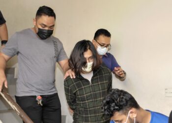 SEORANG lelaki berusia 29 tahun ditahan reman selepas memprovokasi polis semasa mengeluarkan kompauan atas kesalahan tidak memakai pelitup muka di Kompleks Mahkamah Petaling Jaya. - UTUSAN/SHIDDIEQIN ZON