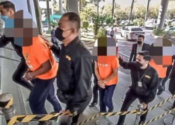 MAHKAMAH Majistret Shah Alam, Selangor membenarkan permohonan SPRM bagi menahan reman empat lelaki untuk membantu siasatan mengemukakan permohonan palsu bagi memperolehi geran agensi kerajaan berjumlah RM13.7 juta. - UTUSAN/NORHAYATI YAHAYA