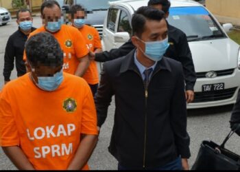 DUA pengarah syarikat dan seorang penjawat awam diperintah dikenakan tahanan reman tujuh hari oelh Mahkamah Majistret Kuala Terengganu, Terengganu. - UTUSAN/PUQTRA HAIRRY ROSLI