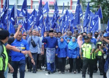 MOHAMAD Hasan bersama para penyokong BN berarak menuju ke Pusat Penamaan Calon Dewan Sri Rembau, Rembau, Negeri Sembilan.-UTUSAN/MOHD. SHAHJEHAN MAAMIN.