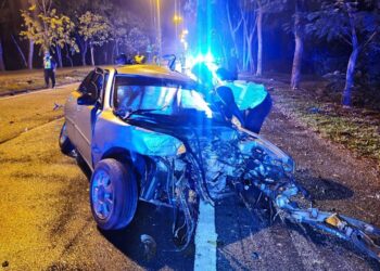 KERETA Proton Waja yang dipandu suspek merempuh dua batang pokok di Bukit Lintang, Melaka. - UTUSAN/DIYANATUL ATIQAH ZAKARYA