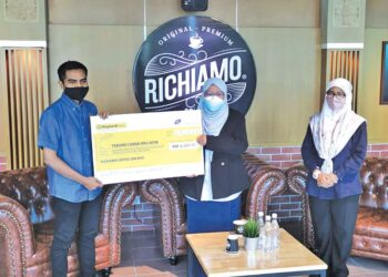 PENGARAH Pemasaran Richiamo Coffee, Adam Kassim (kiri) menyerahkan replika cek Tabung Cakna OKU UiTM kepada Dr. Roziah Mohd. Janor sempena pembukaan cawangan ke-70 di Bangunan Canseleri Syed Sirajudin UiTM Shah Alam, semalam.