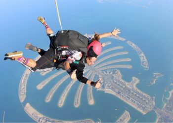 RADZ Mohd. melakukan terjunan udara dari ketingian 13,000 kaki dengan berlatar belakang pulau buatan, Palm Jumeirah di Dubai.