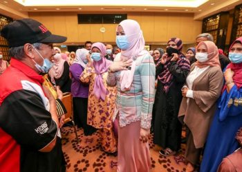 RINA Harun (tengah) bermesra dengan sebahagian artis veteran pada Majlis Penyampaian Bantuan kepada Ahli PKAVM di Kementerian Pembangunan Wanita Keluarga dan Masyarakat, Putrajaya hari ini. - FOTO/FAISOL MUSTAFA