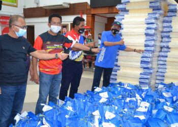  MOHD. Salim Mohd. Sharif (kanan) bersama Jalaluddin (dua dari kiri) pada Majlis Penyerahan Sumbangan Bantuan Banjir Risda dan Yayasan Risda di Pusat Khidmat Parlimen Jelebu di Kompleks UMNO Simpang Pertang, Jelebu, hari ini.-UTUSAN/ZAKKINA WATI AHMAD TARMIZI