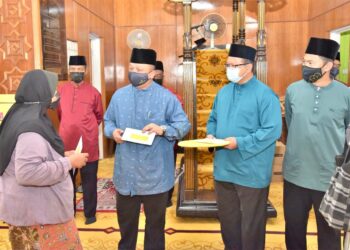 TUANKU Syed Faizuddin Putra Jamalullail (tiga dari kanan) menyempurnakan majlis pengagihan sumbangan kepada anak-anak yatim di Masjid negeri Arau, Perlis, hari ini.