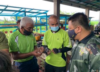 TUANKU Syed Faizuddin Putra Jamalullail (kiri) berkenan berangkat meninjau kebun tanaman sawi dan kangkung yang diusahakan di Kampung Tok Kaya, Kuala Perlis, hari ini.