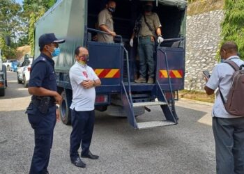 RONNIE Liu (dua dari kiri) turut berada di pekarangan Mahkamah Raub semasa proses pihak berkuasa mendapatkan perintah tahanan reman 18 individu dipercayai pekebun haram yang menanam Musang King di Hutan Simpan Kekal Batu Talam di Raub, Pahang.