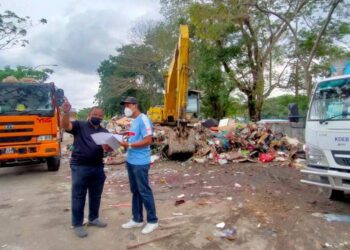 RAMLI Mohd. Tahir (kiri) meninjau kerja-kerja pembersihan pasca banjir di Taman Sri Muda, Seksyen 25, Shah Alam, Selangor hari ini. - UTUSAN / NORHAYATI YAHAYA