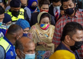 ROSMAH Mansor berjalan keluar selepas Mahkamah Tinggi memerintahkan beliau untuk membela diri dalam kes rasuah berhubung tender membekal dan memasang tenaga solar hibrid di 369 sekolah di pedalaman Sarawak di Kompleks Mahkamah Kuala Lumpur pagi tadi. - FOTO/FARIZ RUSADIO