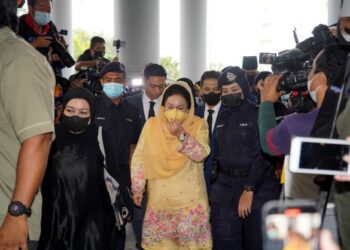 ROSMAH Mansor hadir pada perbicaraan keputusan kes rasuah membabitkan projek solar hibrid untuk 369 buah sekolah luar bandar di Sarawak bernilai RM1.25 bilion di Kompleks Mahkamah Kuala Lumpur di sini hari ini.-UTUSAN/ AMIR KHALID