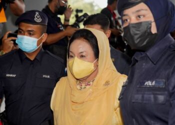 ROSMAH Mansor hadir pada perbicaraan keputusan kes rasuah membabitkan projek solar hibrid untuk 369 buah sekolah luar bandar di Sarawak bernilai RM1.25 bilion di Kompleks Mahkamah Kuala Lumpur di sini hari ini.-UTUSAN/ AMIR KHALID