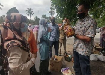 ROSOL Wahid (kanan) meninjau jualan kedai runcit bergerak, Prihatin Mart di pekarangan Masjid Al-Amin Kampung Buluh di Hulu Terengganu, Terengganu hari ini. - FOTO/NOOR HAYATI MAMAT