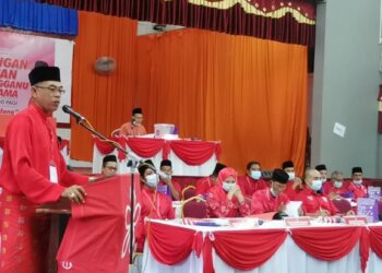 ROSOL Wahid ketika berucap dalam Persidangan Bersatu Hulu Terengganu di Dewan Besar Majlis Daerah Hulu Terengganu, hari ini.