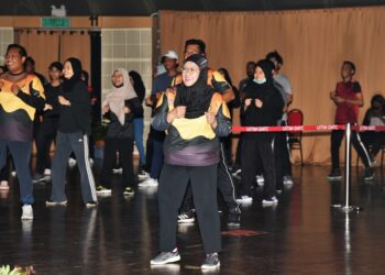 ROZIAH Mohd. Janor (tengah) menyertai aktiviti senam aerobik bersama mahasiswa dalam Program Santai Bersama Naib Canselor di DATC UiTM semalam. - FOTO/ABDUL RAZAK IDRIS