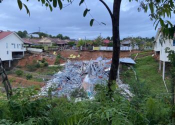 DUA unit rumah berkembar runtuh dan musnah 100 peratus dalam kejadian di Taman Gambang Damai di Kuantan, Pahang hari ini.