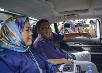 AHMAD Faizal Azumu bersama isteri,  Datin Seri Dr. Nomee Ashikin Mohammed Radzi memasuki  ke kawasan perumahan Muhyiddin Yassin di Bukit Damansara. - UTUSAN/FARIZ RUSADIO