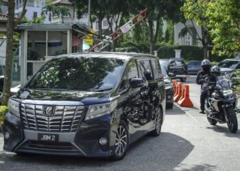 KENDERAAN yang membawa Muhyiddin Yassin keluar dari rumahnya dan menuju ke Istana Negara bagi menghadap Yang di-Pertuan Agong. - UTUSAN/FARIZ RUSADIO