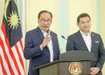 Anwar Ibrahim bersama Menteri Ekonomi, Rafizi Ramli pada sidang akhbar selepas mempengerusikan mesyuarat Majlis Tindakan Ekonomi Negara (MTEN) di Putrajaya semalam.