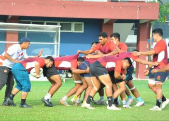 PASUKAN ragbi kebangsaan menjalani latihan di Stadium Ragbi Kompleks Sukan Johor Mount Austin, Johor Bahru dalam persiapan menghadapi Kejohanan Asia. - UTUSAN/RAJA JAAFAR ALI