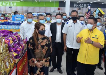 TUANKU Syed Faizuddin Putra Jamalullail dan Tuanku Hajah Lailatul Shahreen Akashah Khalil meninjau barangan yang dijual di Pasar Raya Giant selepas melancarkan program KJM 2020 dan KBBM di Kangar, hari ini.