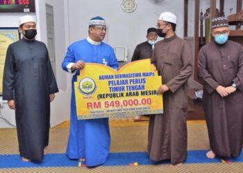 TUANKU Syed Faizuddin Putra Jamalullail (dua dari kiri) pada majlis penyerahan sumbangan tersebut di Masjid Al-Abrar Kubang Gajah, Arau, Perlis, hari ini.