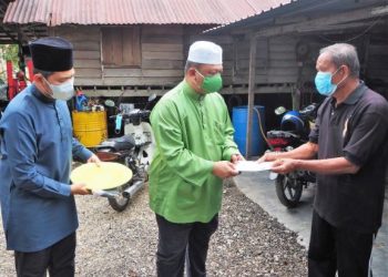 TUANKU Syed Faizuddin Putra Jamalullail menyampaikan sumbangan kepada mangsa ribut dalam program Hijrah Minda MAIPs di Masjid Ar Rahim, Kampung Titi Tok Bandar, Kangar, Perlis hari ini. - FOTO/NUR NAZLINA NADZARI