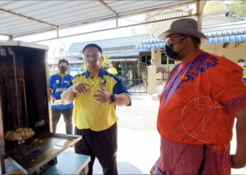 TUANKU Syed Faizuddin Putra Jamalullail (tengah) berkenan berangkat merasmikan kedai makan ‘De’ Buloh Cafe’ yang diusahakan Saufik Redzuan Subri, 39 di Batu 1 3/4 Jalan Santan, Kangar, Perlis, hari ini. - UTUSAN