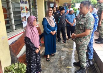 TENGKU Baharuddin Sultan Mahmud  (dua, kanan) beramah mesra dengan mangsa banjir ketika melawat di PPS SK Bukit Nanas, Kuala Nerus, Terengganu, petang tadi. - UTUSAN/TENGKU DANISH BAHRI TENGKU YUSOFF