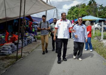 R. Ramanan bertemu peniaga di pasar pagi Kampung Kubu Gajah, Sungai Buloh, Selangor, semalam. – UTUSAN/FARIZ RUSADIO