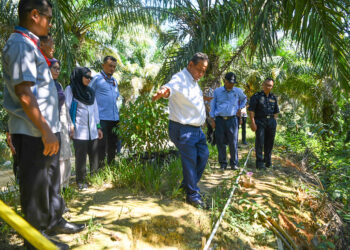 AMINUDDIN Harun turut ke lokasi penemuan aktiviti disyaki perlombongan haram nadir bumi di Kampung Sikai, Seri Menanti di Kuala Pilah petang semalam.