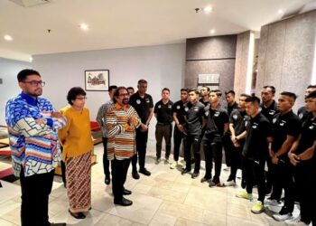 PRESIDEN Konfederasi Hoki Malaysia, Datuk Seri Subahan Kamal memberi kata-kata semangat kepada pemain negara semalam menjelang final Piala Sultan Azlan Shah di Ipoh malam ini. - IHSAN MHC