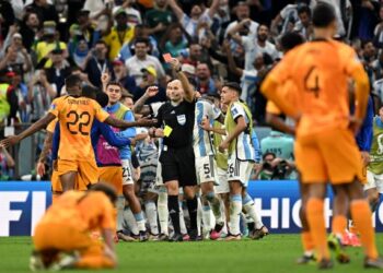 PENGADIL dari Sepanyol,  Antonio Mateu Lahoz melayangkan kad merah kepada pemain Belanda, Denzel Dumfries pada suku akhir Piala Dunia 2022 menentang Argentina di Stadium Lusail, Doha semalam. – AFP