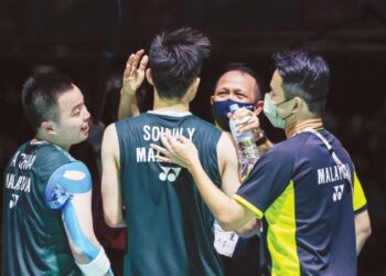 REXY Mainaky (dua, kanan) membawa Aaron Chia-Soh Wooi Yik nuncul juara dunia di Tokyo.